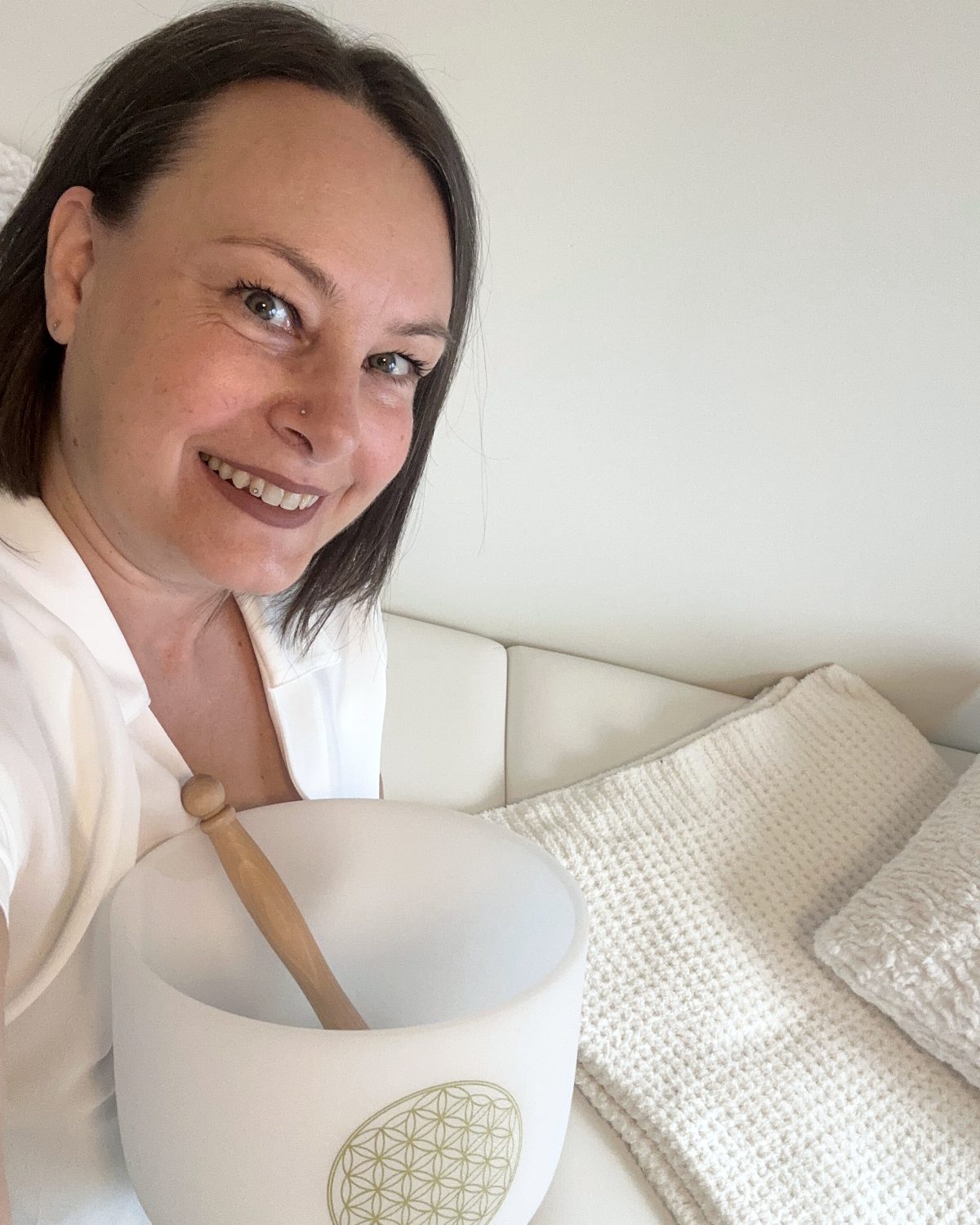 alice-mosolo-singing-bowl-studio-healice-1 Alice Mosolo holding a crystal singing bowl in her Woodbridge studio